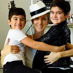 Celine Dion z synami, bliźniakami Eddy'm i Nelsonem, w otoczeniu gitar i figurek Michaela Jacksona.