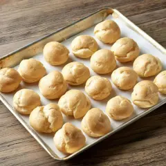 Bicchierini dorati pronti per essere farciti, un classico della pasta choux ricetta originale.