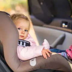 Kleines Mädchen im Kindersitz, ADAC-Sicherheit im Auto, egal ob rechts oder links.