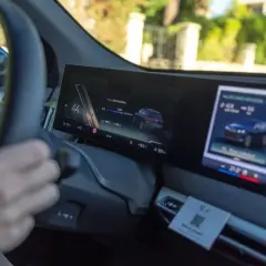 Widok z kabiny samochodu. Na ekranie nawigacji widać prędkość 44 km/h i dane o podróży. Może to być informacja o tym, czy wlicza się podatek za radio w samochodzie.