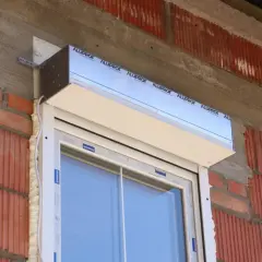 Montaż rolety zewnętrznej nad oknem, która pozwala na skuteczne zamknięcie nawiewników w oknach.