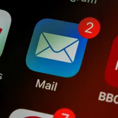 Ikona skrzynki pocztowej w telefonie z powiadomieniem o dwóch nowych wiadomościach.