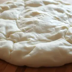 Jak szybko rozmrozić ciasto na pizzę? Sprawdzone metody krok po kroku