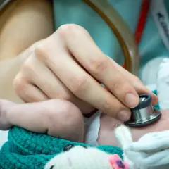 Delikatne badanie stetoskopem maleńkiego **wczesniaka kiedy** jest jeszcze w inkubatorze.