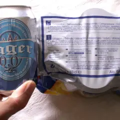 Puszka piwa "Lager 0,0" z napisem "Biere sans alcool", co oznacza, że nie zawiera alkoholu.