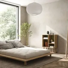 Minimalistisches Schlafzimmer mit niedrigem Holz-Bett, das verschiedene Bett Arten inspiriert. Große Fensterfront, Pflanzen und ein offenes Regal.