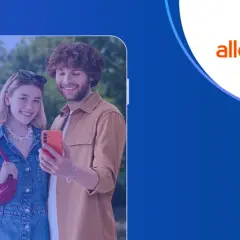 Uśmiechnięta para robi selfie telefonem. Na ekranie telefonu widoczna jest karta Allegro Pay, symbolizująca wygodne płatności.