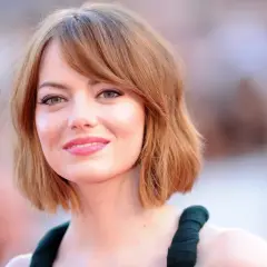 Emma Stone z subtelnym makijażem do zielonych oczu, podkreślającym ich naturalny kolor.