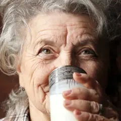Jakie mleko dobre dla seniora? Odkryj najlepsze opcje zdrowotne