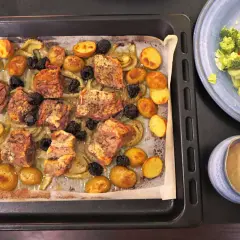 Kött, potatis och plommon på en plåt. Enkelt och gott allt på en plåt! Bredvid en sallad och en skål med sås.