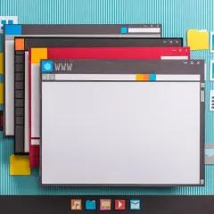 Papierowy pulpit z oknami przeglądarki, ikonami i koszem. Idealny do nauki, jak zainstalować Windows 11 na nowym komputerze.