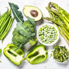 Légumes verts variés : brocolis, haricots, asperges, poivrons, avocats, épinards, pois, pousses. Certains de ces aliments riches en phytates et oxalates sont présentés.