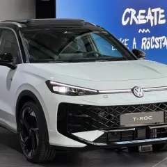 Biały Volkswagen T-Roc 2025 z czarnym dachem i felgami, gotowy do stworzenia rockowej przygody.