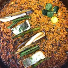 Paella de marisco recién hecha, con gambas, mejillones y espárragos. ¡Una delicia para aprender como hacer paella!