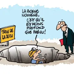 Un homme en costume regarde un trou béant marqué "Trou de la Sécu". Un ouvrier en bas dit : "La bonne nouvelle, c'est qu'il est moins profond que prévu !