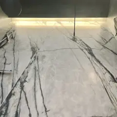 Doccia con piastrelle effetto marmo bianco e venature nere. Per trovare piastrelle uguali, osserva attentamente il disegno delle venature.