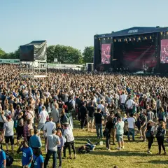 Riesige Menschenmenge feiert beim Northside Festival vor einer großen Bühne.
