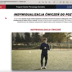 Młody piłkarz na boisku, gotowy do treningu. Pokazuje, jak indywidualizacja ćwiczeń poprawia pewność siebie i umiejętności dryblera.