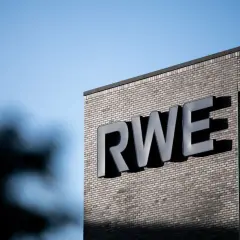 Das RWE-Logo auf einem Backsteingebäude. Möglicherweise im Zusammenhang mit dem RWE Tarifvertrag.