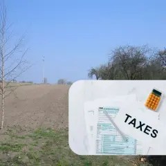 Pole i młode drzewka. Na pierwszym planie dokumenty podatkowe i kalkulator, sugerujące podatek od zakupu działki rolnej.