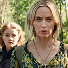 Rodzina w lesie, szukająca cichego miejsca 3. Emily Blunt z dziećmi, napięci i czujni.