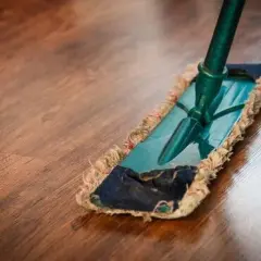 Jaki mop do podłogi drewnianej? Wybierz bezpieczny! Poradnik Zuzanny