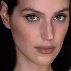 Maquillaje sutil para ojos hundidos, resaltando la mirada con tonos neutros y un toque de rubor.