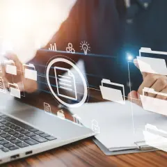 Persona interactuando con una interfaz gráfica para la gestión de documentos digitales, con iconos de carpetas y archivos.