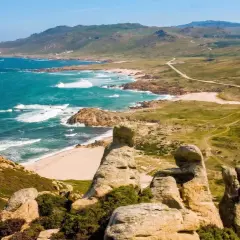 Costa salvaje con playas y mar turquesa, ideal para explorar los pueblos cerca de Malpica.