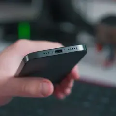 Najlepsza ładowarka do iPhone 15 Pro Max – uniknij słabego ładowania