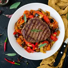 En saftig steak minute serveras med en färgstark ratatouille.