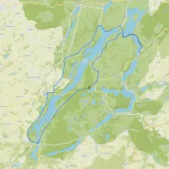 Mapa z zaznaczoną trasą rowerową wokół jeziora.