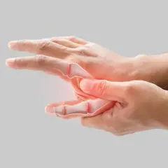 Main d'une personne montrant des articulations enflammées et une douleur extérieure au poignet, avec une visualisation des os.