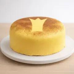 Gul tårta med krona och kanel. Ett recept på en Karl Gustav tårta som ser kunglig ut.