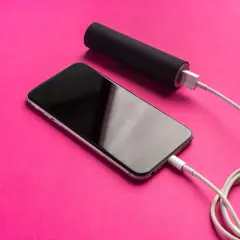 Telefon ładuje się z powerbanku. To sposób, jak naładować telefon bez ładowarki, gdy jesteś w podróży.