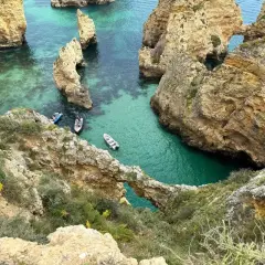 Un plan perfecto para el Algarve en 7 días: explora calas escondidas y aguas turquesas en barco.