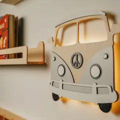 Drewniana lampka auto w kształcie kampera z symbolem pokoju. Ciepłe światło rozświetla pokój dziecka.