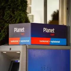 Bankomat Planet Cash mBank, gdzie można wpłacić i wypłacić pieniądze.