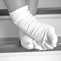 Pies con calcetines blancos, como si estuviera a punto de soñar con calcetines.