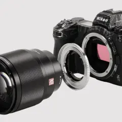 Nikon Z aparat z obiektywem i adapterem do aparatu.