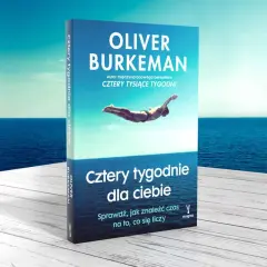 Książka "Cztery tysiące tygodni" Olivera Burkeman, z nurkiem na okładce, zachęca do refleksji nad czasem.