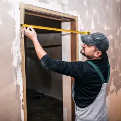 Jak wstawić drzwi zewnętrzne? Poradnik krok po kroku dla każdego!
