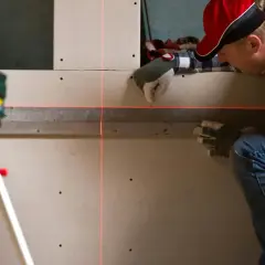Jak wybrać poziomicę? Poradnik dla majsterkowicza i fachowca