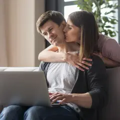 Para uniknąć pytań "dlaczego związki na odległość się rozpadają", para spędza czas razem, ona całuje go, gdy on pracuje przy laptopie.
