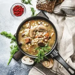 Krupnik z grzybami i mięsem, idealny na chłodne dni. Jaka kasza do krupniku? Pęczak nada mu gęstości i pysznego smaku.