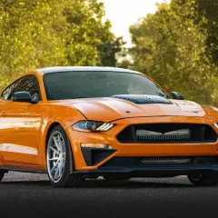 Pomarańczowy Mustang z USA, idealny do sprawdzenia na drodze.