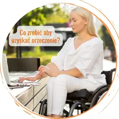Kobieta na wózku inwalidzkim pracuje na laptopie na zewnątrz.