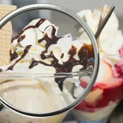 Ile kalorii ma gałka lodów? Zaskakujące różnice między smakami