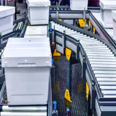 Automatyczne linie transportowe z białymi pojemnikami to przykłady innowacji w logistyce, usprawniające przepływ towarów.