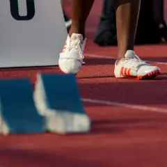 Lekkoatleta w butach z kolcami czeka na starcie, kiedy mistrzostwa świata w lekkoatletyce.